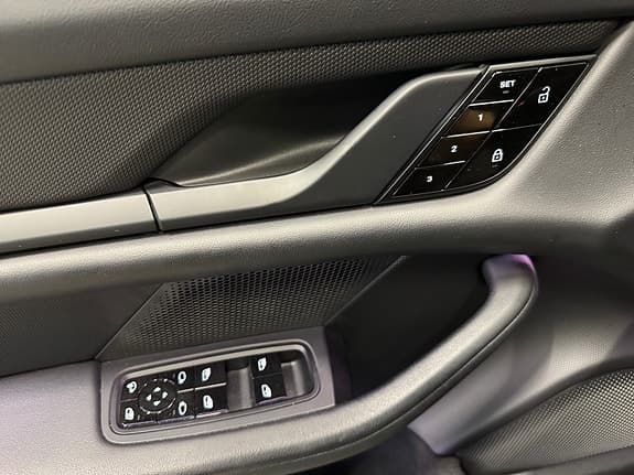 Porsche Taycan Cross Turismo - Thumbnail 38